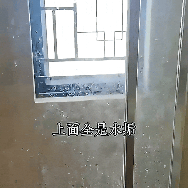 墙砖上打孔流出黄色液体是什么(墙砖上打孔流出黄色液体是什么原因)